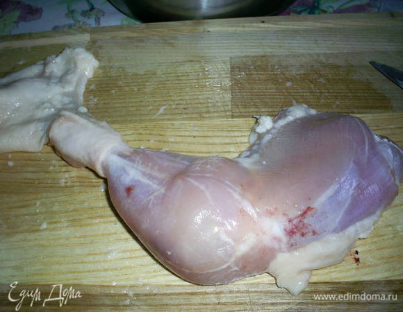 Оставляем часть кожи на нижнем суставе. При помощи уже большого ножа перережем сухожилия и перерубим кость.