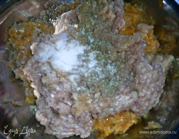 Измельчаем все при помощи мясорубки, солим, перчим по вкусу, добавляем любимые приправы. У меня хмели-сунели и щепотка "Итальянских трав". Тщательно перемешиваем.