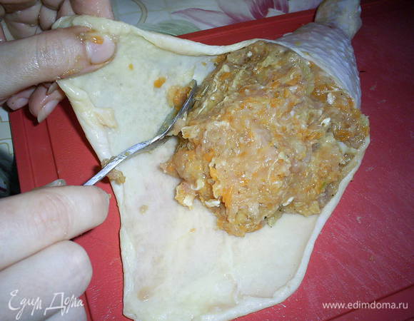 Приступаем к фаршированию окорочков. Полученным фаршем при помощи ложки начиняем кожу не слишком плотно, чтоб она не лопнула при запекании. Я никогда не зашиваю кожу и ничем ее не фиксирую. Один край кожи немного длиннее. С его помощью мы и будем фиксировать начинку.