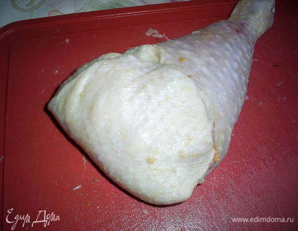 Длинный край кожи можно заправить внутрь "чулочка" с начинкой или подвернуть вниз уже на противне, как это делаю я. Но сделать это получится, если не переборщить с начинкой. Не кладите ее слишком много и не усложняйте себе жизнь при формировании окорочка.