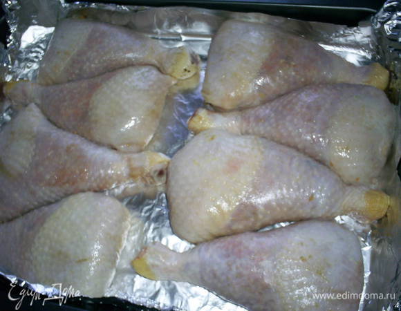 Полученные полуфабрикаты складываем швом вниз на противень, выстеленный фольгой, на который рекомендую налить совсем чуть-чуть растительного масла без запаха. 