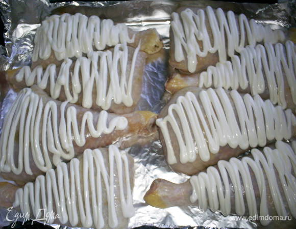 Сверху окорочка смазываем майонезом, если же ваши убеждения вам этого не позволяют, то - подсоленной сметаной.