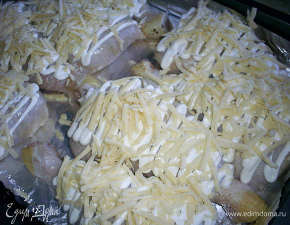 Заключительный штрих - посыпаем наши заготовки натертым сыром  и запекаем в разогретой до 200 градусов духовке приблизительно 30 минут. Окорочка должны зарумяниться, а при прокалывании кожицы сок должен быть прозрачным. 