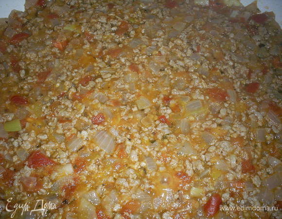 Добавляем помидоры к обжаренному фаршу, добавляем итальянские травы (ориентируйтесь на свой вкус). Тушим на среднем огне минут 10-15, чтоб испарилась лишняя жидкость.