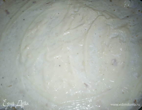 Приступаем к сборке пирога. На дно подходящей по диаметру, смазанной маслом, формы кладем лист лаваша. Смазываем лаваш соусом бешамель (примерно 2 ст.л.).