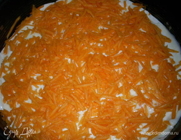 Затем снова лаваш, соус бешамель и половина натертой тыквы.