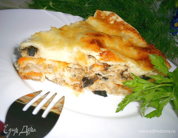 Вынимаем готовый пирог или лазанью))), даем постоять минут 10 (если сможете столько выдержать)и нарезаем на порции. Невероятно вкусно как в теплом, так и в холодном виде. Приятного аппетита!!!