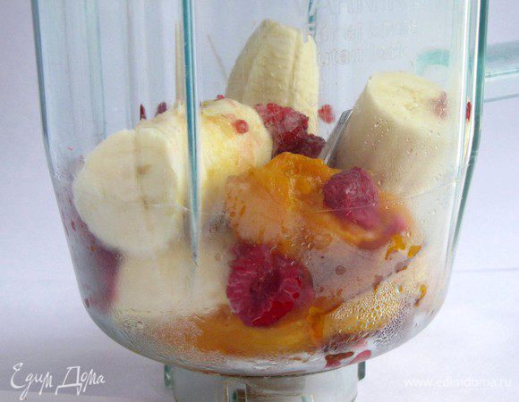 Выложить тыкву в блендер,  добавить нарезанный на кусочки банан, малину.