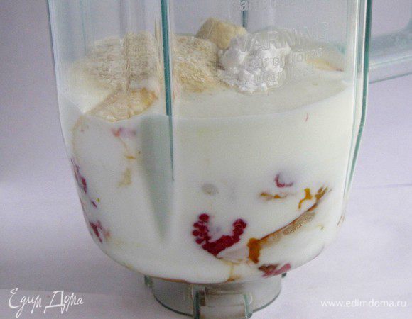 Залить все йогуртом, добавить овсяные хлопья и сахарную пудру. Взбить.
