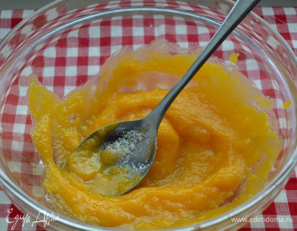 Тыкву предварительно запечь или отварить и перемолоть блендером в пюре. В миске растереть тыквенное пюре, соль, сахар, желтки.