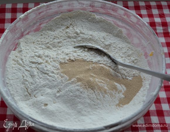 Смешать муку и дрожжи.
