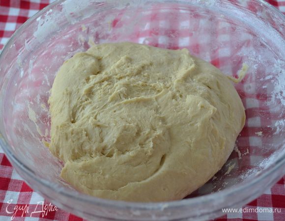 Добавить смесь с тыквенным пюре. Молоко подогреть до 40 гр. и добавить к тесту, добавить растительное масло. Хорошо вымесить тесто 5-10 минут, при необходимости добавить муки. Должно получиться гладкое, мягкое тесто.