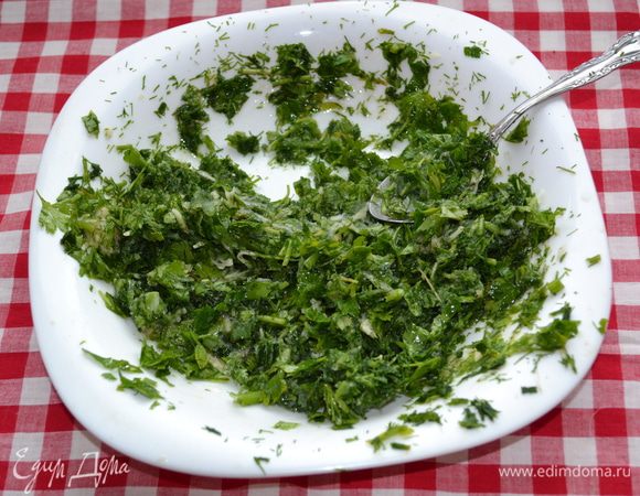 Готовим начинку - сливочное масло растапливаем, добавляем пропущеный через пресс чеснок, соль, рубленую зелень.