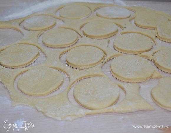 Подросшее тесто обминаем, берем часть и раскатываем до толщины 0,5 см. Вырезаем из теста кружки.