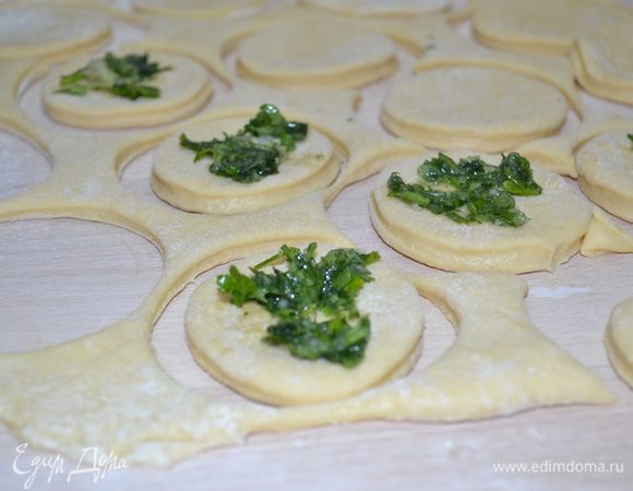 В каждый круг кладем немного начинки.