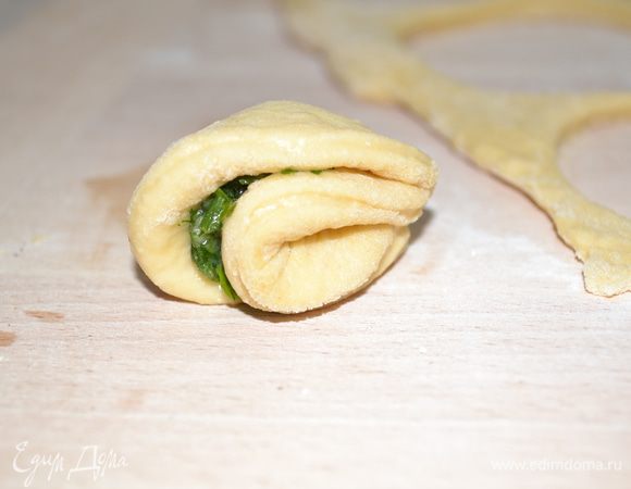 Затем круг складываем два раза - по середине, и еще раз. Получается конус.