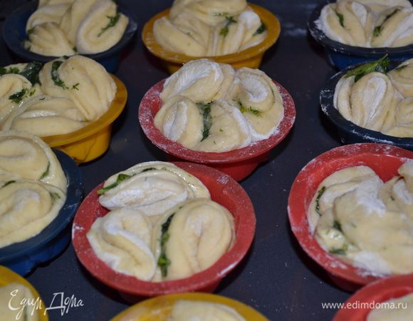 В формочки для кексов выкладываем по 3 штуки конусов. Оставляем на 10-15 минут булочки на расстойку. При желании посыпаем кунжутом. Выпекаем в ранее разогретой духовке при темп. 190 гр. 15-20 минут.