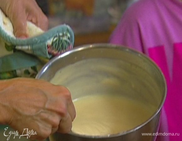 Снять крем с огня, добавить 1 ч. ложку сливочного масла, еще раз перемешать и остудить.