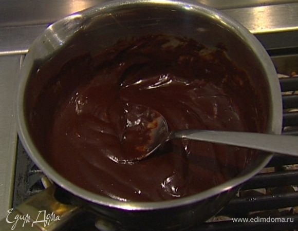 Шоколад вместе с оставшимися сливками растопить в небольшой кастрюле на медленном огне.