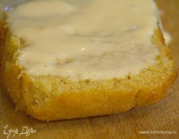 Корж разрезать вдоль пополам, смазать нижнюю половину кремом, накрыть второй половиной коржа. 