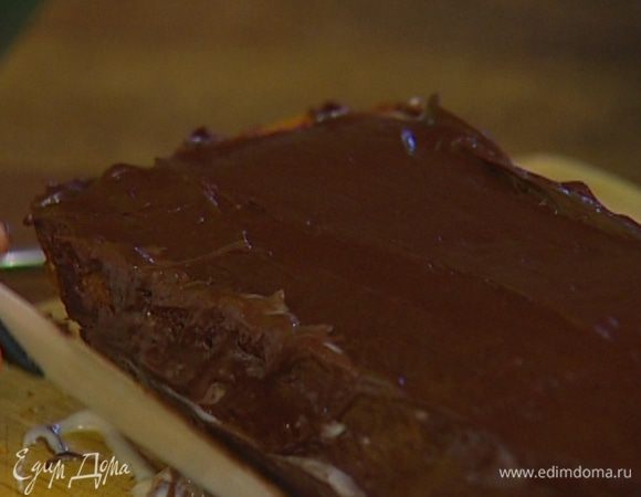 Смазать пирог шоколадной глазурью и присыпать миндалем. 