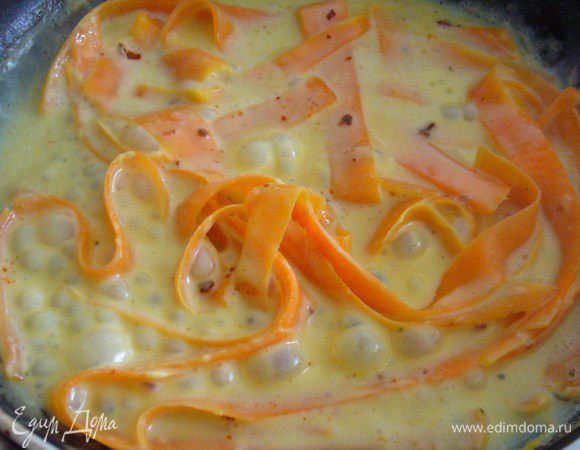 Отвариваем фарфалле, как указано на упаковке. Минут 5-6 до состояния аль денте. В это время обжариваем морковь на оливковом масле, практически сразу вливаем соевые сливки, подсаливаем, добавляем хариссу. Даём соусу утушиться.