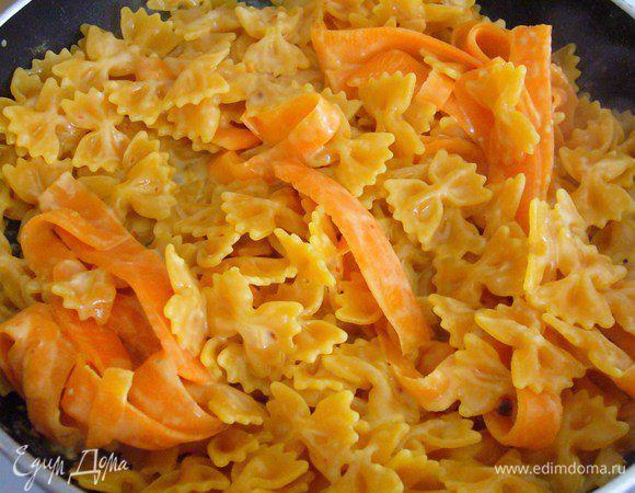 Отбрасываем фарфалле на дуршлаг, отправляем к соусу с целью женитьбы.