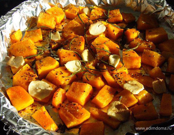 Вынимаем тыкву из духовки.