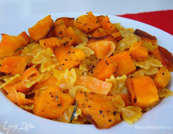 Выкладываем в глубокую тарелку макароны с соусом, а сверху кусочки золотистой тыквы. Чеснок и розмарин можно оставить на фольге. Свой вкус и аромат они уже отдали. И наслаждаемся прекрасным осеним обедом!