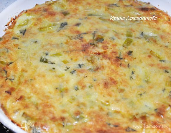 Белую часть порея и немного зеленой части нарезать кружками и до полуготовности обжарить в смеси сливочного и растит. масла. Добавить туда зеленый лук и укроп. Посолить, поперчить в конце.