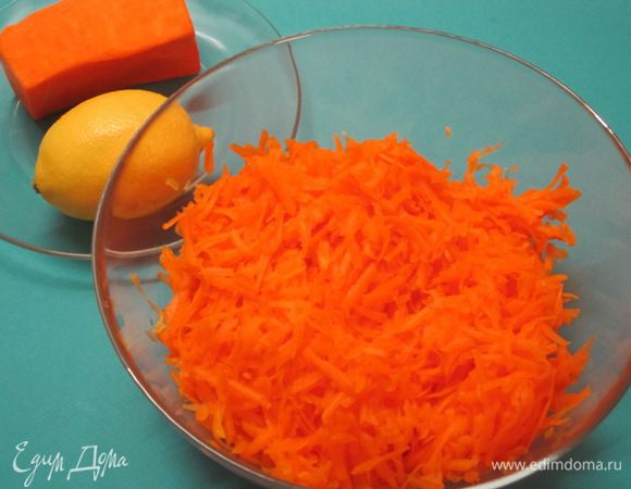 Сначала надо сварить джем. Для этого тыкву натереть на крупной терке.