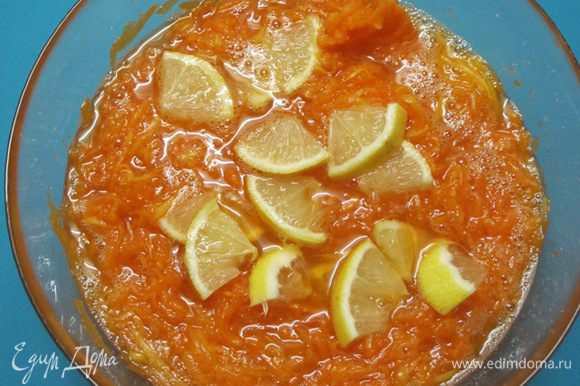 Лимон очистить от семян и нарезать небольшими кусочками. Влить сок апельсина, все хорошо размешать.