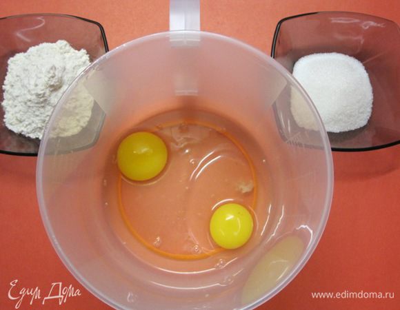 Для бисквита взять муку, яйца, сахар и разрыхлитель.