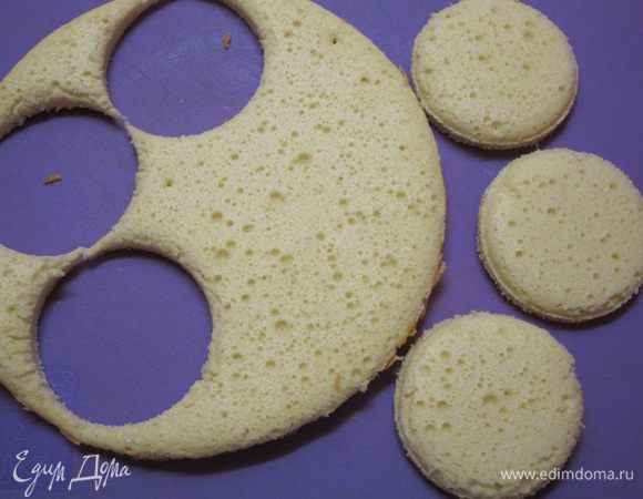 Из бисквита вырезать кружочки.