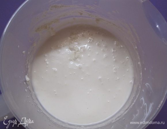 Желатин  залить 3 столовыми ложками холодной кипяченой воды, оставить на 40 минут. Нагреть до растворения. К творогу добавить сметану, сахар по вкусу. Взбить миксером. Добавить желатин.