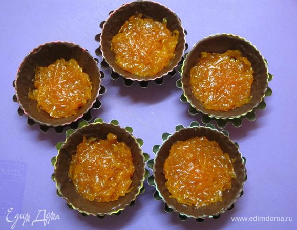 Заполнить шоколадные формочки до половины остывшим тыквенным джемом.