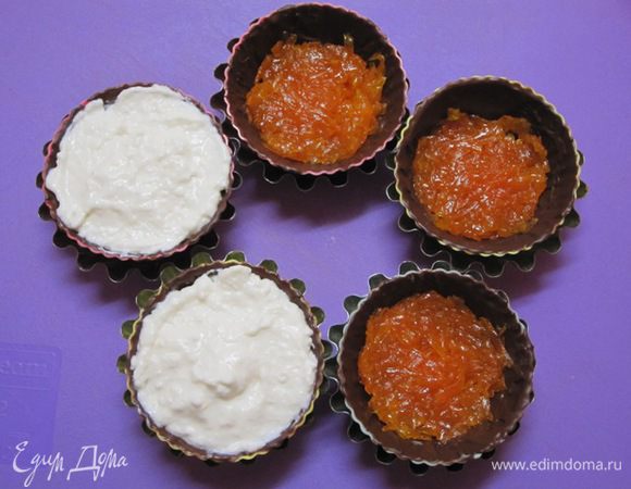 На джем выложить взбитый творог.