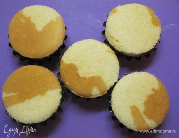 Уложить кружочки бисквита на слой творога, поставить в холодильник.