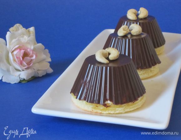 Очень аккуратно освободить шоколадные заполненные формочки от силиконовых формочек. Выложить на тарелочки.