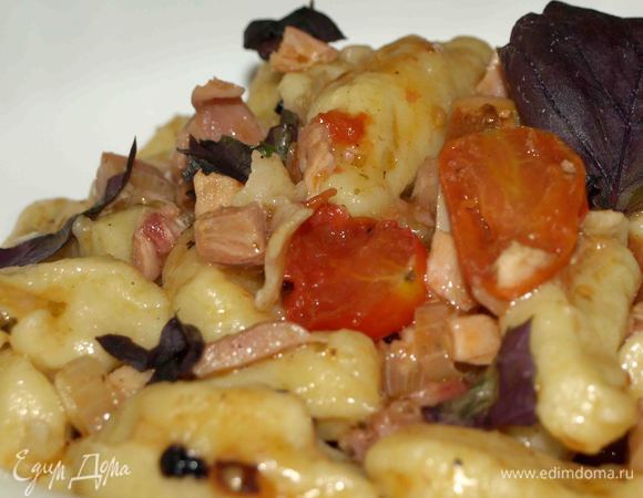 Выложить в тарелки и украсить базиликом.