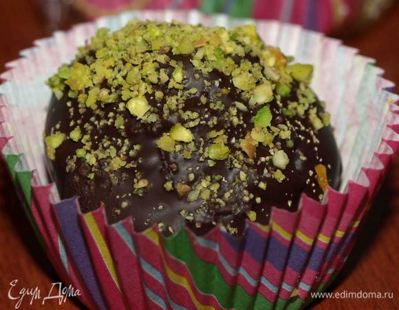 Конфеты поставить в холодильник до полного застывания шоколада.

Можно в фисташковый шарик добавить начинку из чего угодно. В моем случае — это клюква.