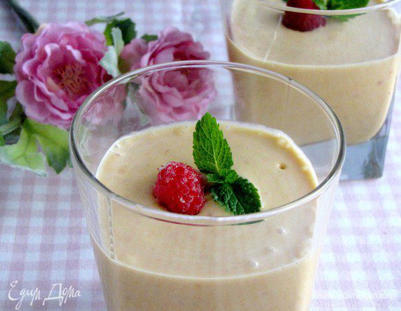 Разлить смузи по стаканам. Украсить малиной и листочками мяты. Приятного аппетита!