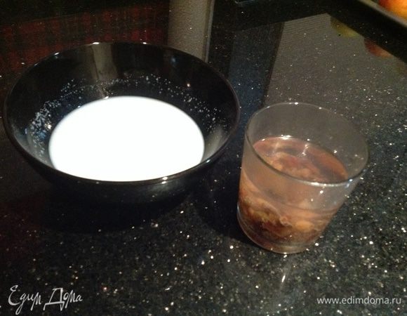 Манную крупу залейте слегка подогретым молоком, изюм — кипятком и дайте постоять.