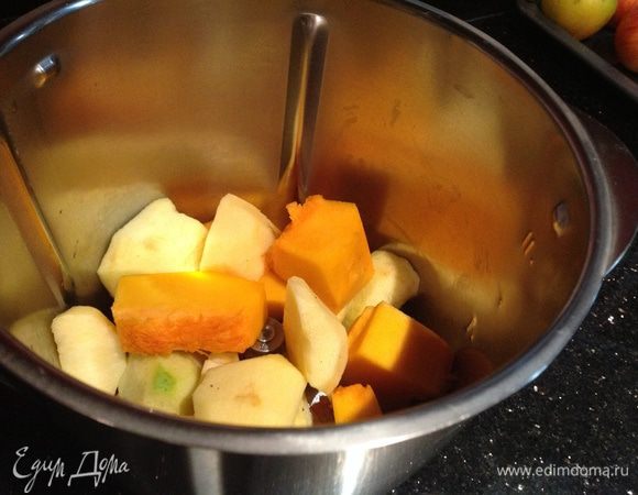 Тыкву и яблоки очистите от кожуры и семян, измельчите в блендере или натрите на крупной терке.