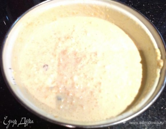 Смешайте творог с манкой, добавьте изюм и тыкву с яблоками.