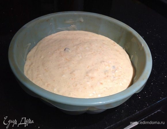 Разогрейте духовку до 200°C, выложите творожную массу в смазанную маслом форму и поставьте выпекаться на 1 час. Приятного аппетита!