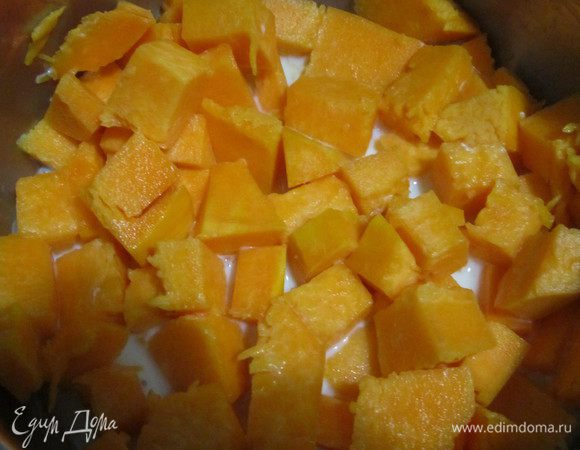 Тыкву нарезать кубиками. Добавить 50 мл молока  и варить на небольшом огне минут 20-25. Пюрировать и охладить. 