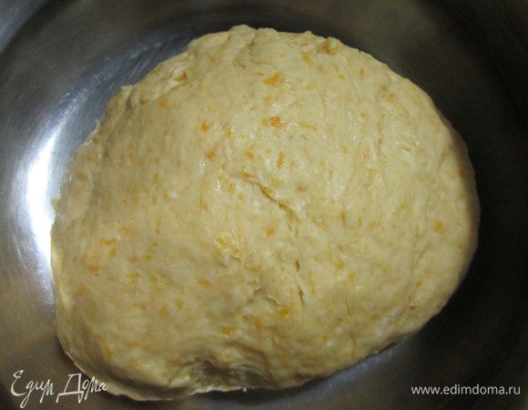 Дрожжи смешать с 50 мл молока, добавить 10 г сахара и перемешать до полного растворения. Добавитьтыквенное пюре, муку, 70 г сахара, соль и масло. Вымесить мягкое и эластичное тесто. Накрыть и поставить в тёплое место на 1-2 часа. 