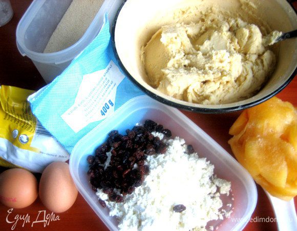 Тут у меня тесто и продукты для начинки...