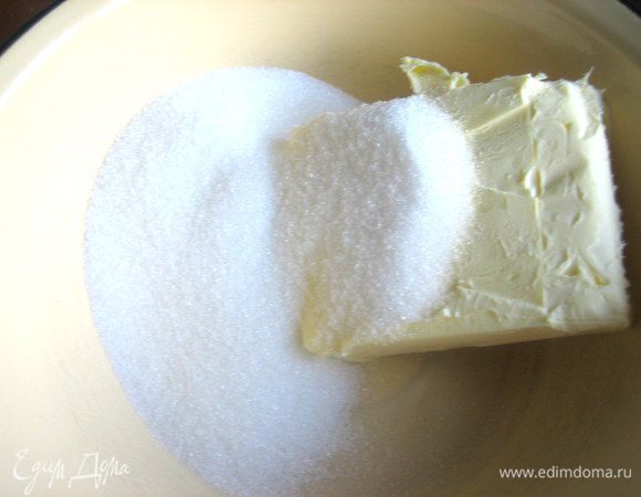 Всыпаем сахар в мягкое масло.